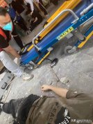 <b>武汉市武昌区一高层建筑外墙砖坠落砸</b>
